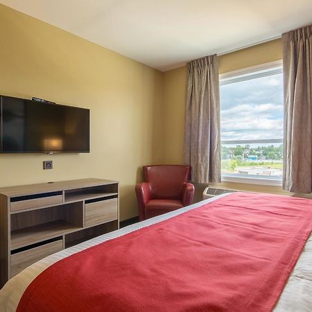Super 8 By Wyndham Mont Laurier Hotel Exterior photo