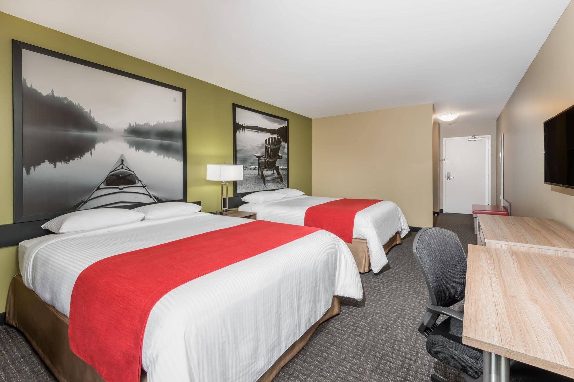 Super 8 By Wyndham Mont Laurier Hotel Exterior photo