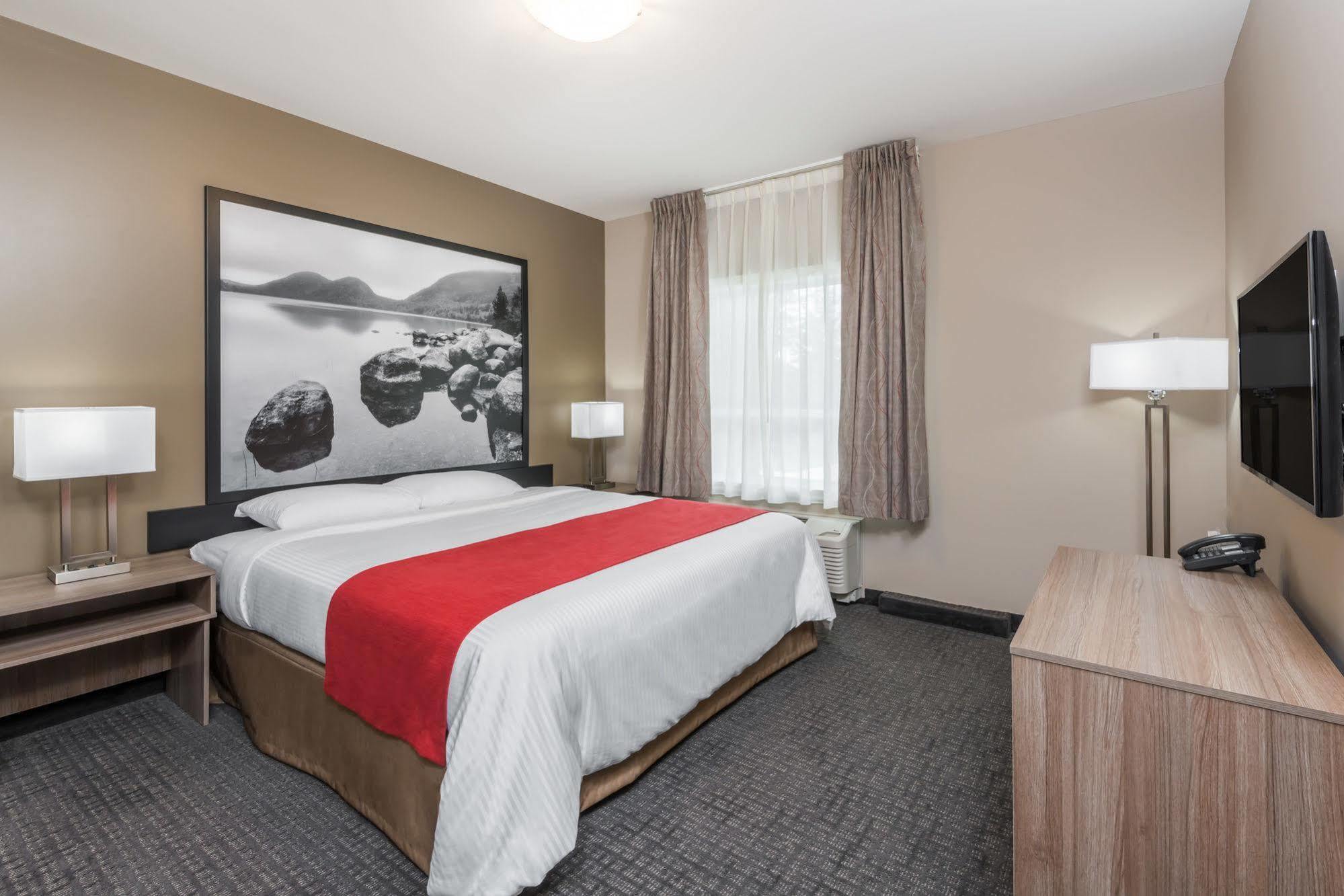 Super 8 By Wyndham Mont Laurier Hotel Exterior photo